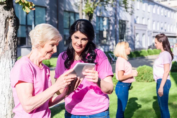 Women with digital tablet — Stock Photo, Image