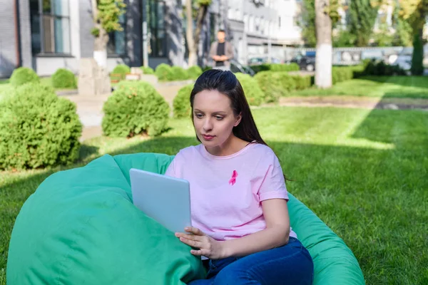 Vrouw die digitale tablet gebruikt — Gratis stockfoto