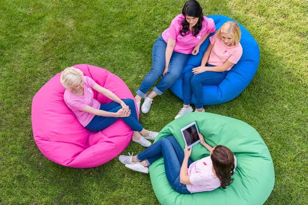 Vrouwen met digitale tablet — Stockfoto