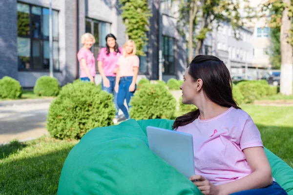 Woman using digital tablet — Stock Photo, Image