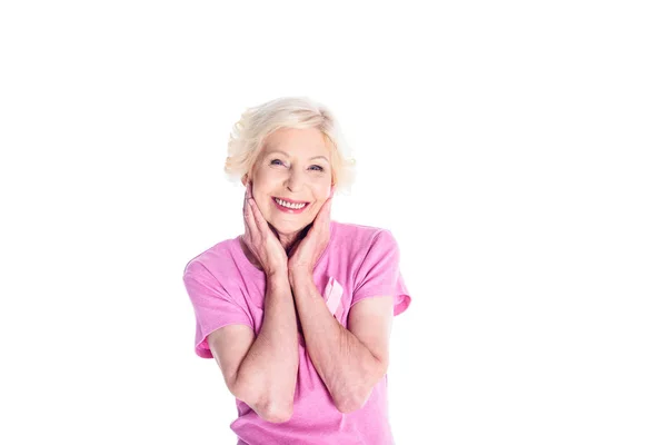 Пожилая женщина в розовой футболке — стоковое фото