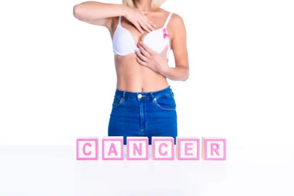 Mujer en sujetador e inscripción de cáncer — Foto de stock gratis