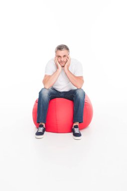 Sıkılmış yakışıklı adam