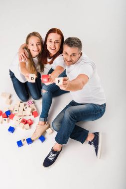Aile gösteren alfabe blokları