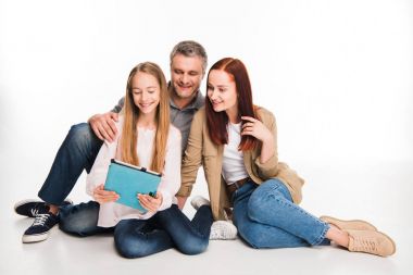 Dijital tablet kullanan aile