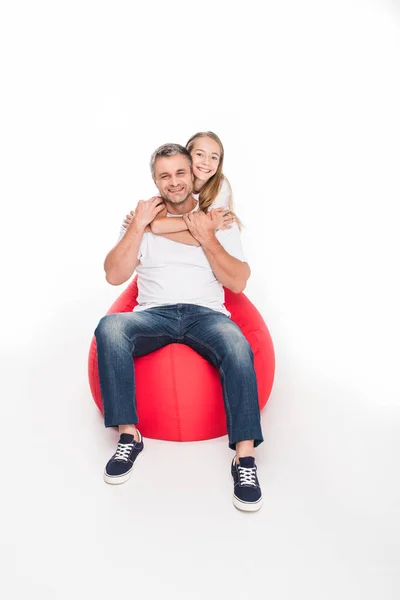 Dochter haar vader knuffelen — Stockfoto