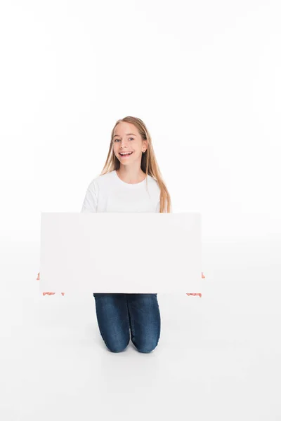 Jovem segurando placa vazia — Fotografia de Stock Grátis