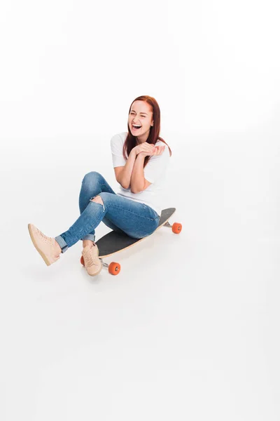 Skateboarder de sex feminin pe longboard — Fotografie, imagine de stoc