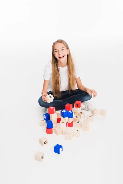 Lächelndes Kind mit Buchstabenblöcken — Stockfoto