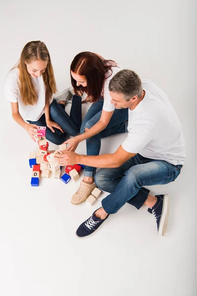 Familie spelen met blokken van het alfabet — Stockfoto