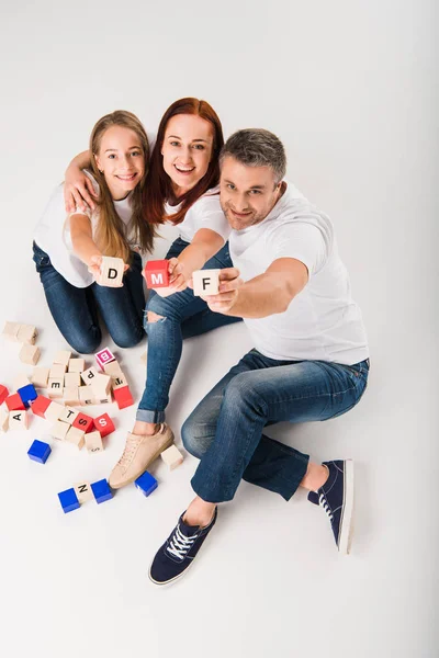 Familia mostrando bloques de alfabeto — Foto de Stock