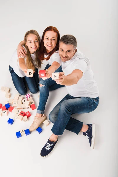 Famiglia che mostra i blocchi di alfabeto — Foto Stock