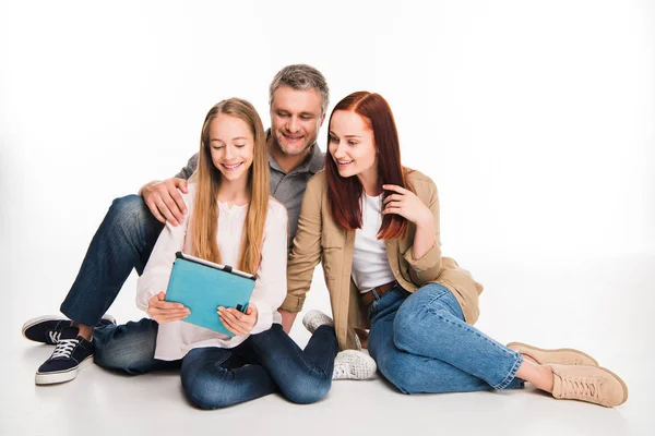 Familia usando tableta digital — Foto de stock gratuita