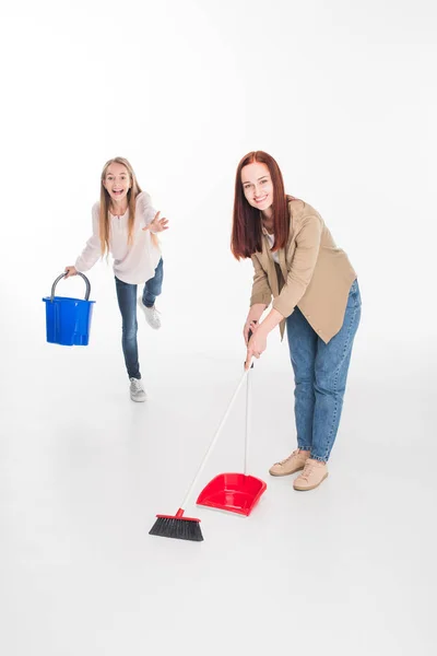 Family cleaning with broom — Stock Photo, Image