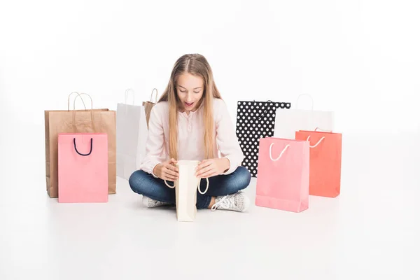 Tiener meisje met shopping tassen — Stockfoto