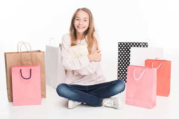 Tiener meisje met shopping tassen — Gratis stockfoto