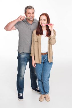 Dişlerini fırçalayan çift.