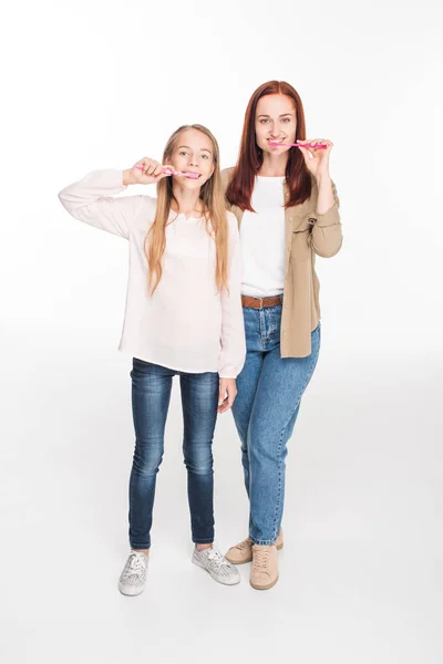 Mãe e filha escovando os dentes — Fotografia de Stock