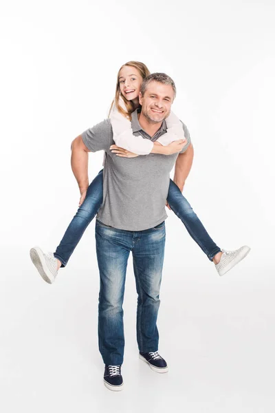 Pai piggybacking sua filha — Fotografia de Stock