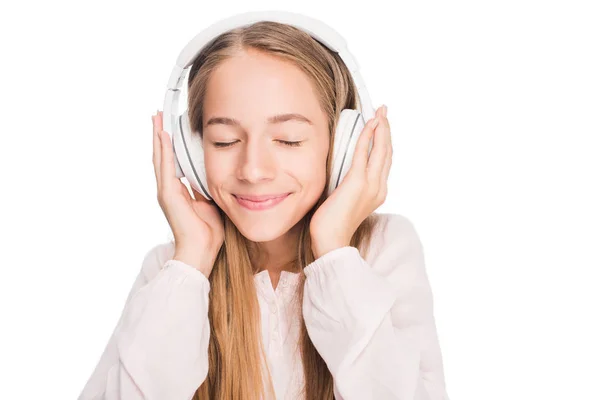 10 代のヘッドフォンで音楽を聴く — ストック写真