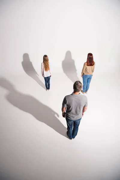 Junge Familie mit Schatten — kostenloses Stockfoto