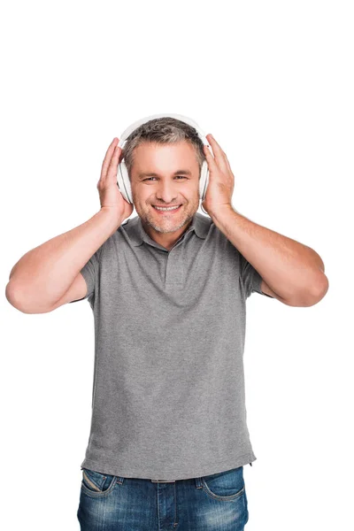 Hombre escuchando música con auriculares — Foto de Stock