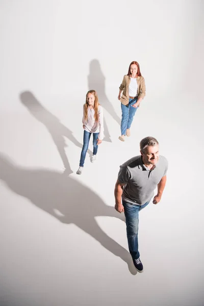 Junge Familie mit Schatten — Stockfoto