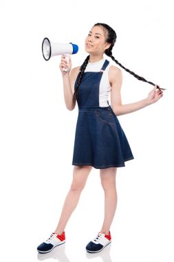 Hoparlörü ile gülümseyen Asyalı kadın 