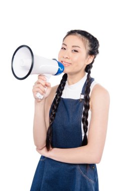 Hoparlörü ile gülümseyen Asyalı kadın 