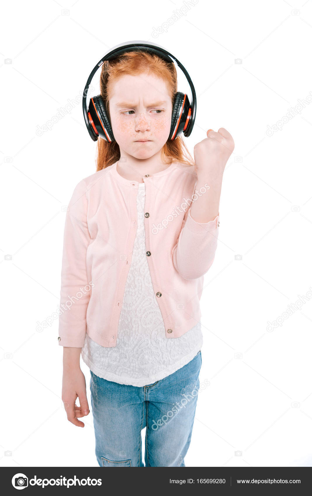 Cantando Niño En Los Auriculares Aislados En Blanco Fotos, retratos,  imágenes y fotografía de archivo libres de derecho. Image 12157712