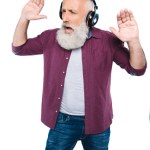 Homem idoso com fones de ouvido