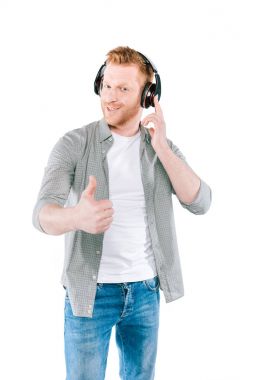 adam yukarı ve kulaklıklar