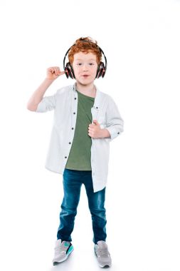 Çocuk kulaklık ile müzik dinleme