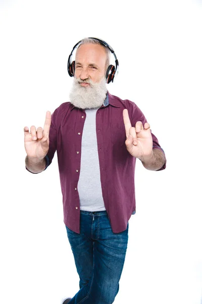 Старший чоловік слухає музику з навушниками — стокове фото