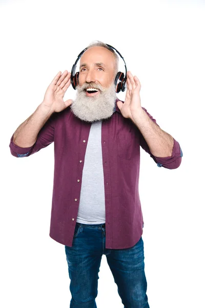 Ανώτερος άνθρωπος ακούει μουσική με ακουστικά — Φωτογραφία Αρχείου