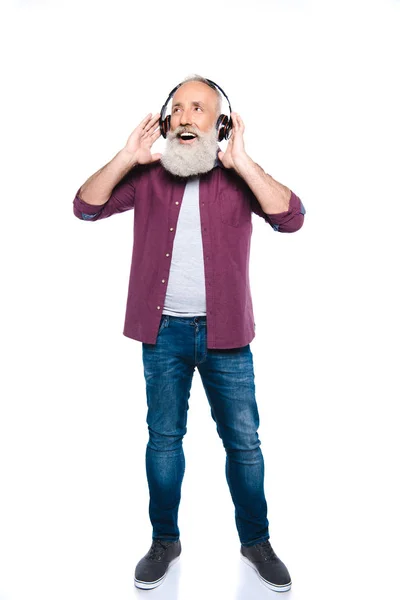 Hombre mayor escuchando música con auriculares — Foto de Stock