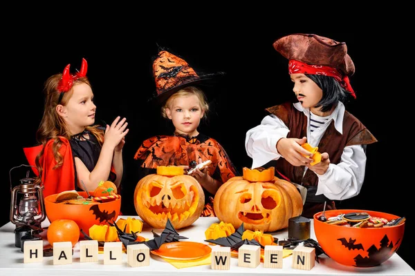 Kinder mit Halloween-Kürbissen — kostenloses Stockfoto