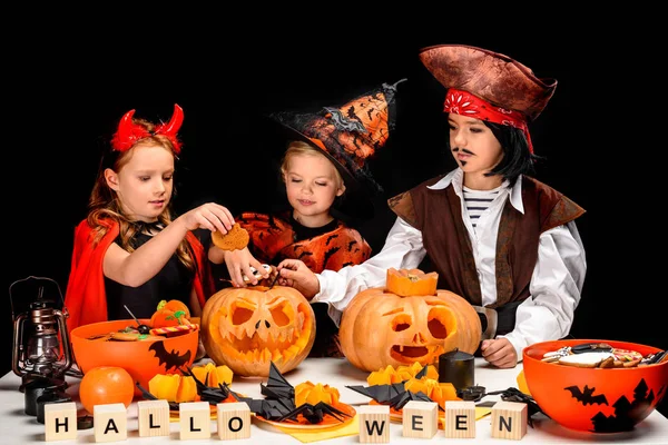 Kinderen met halloween jack o lanterns — Stockfoto