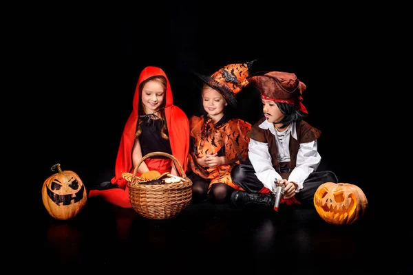 Kinderen in Halloween kostuums — Stockfoto