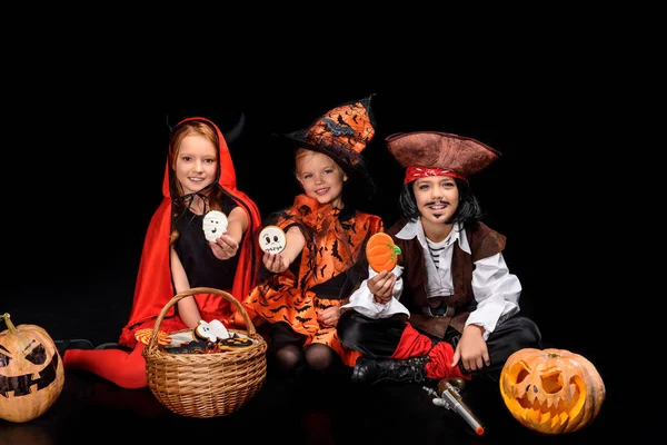 Niños en disfraces de Halloween con galletas — Foto de Stock