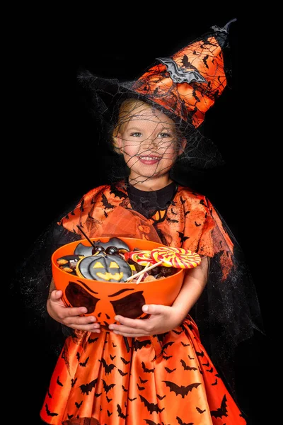 Pequeña bruja con dulces de halloween — Foto de Stock