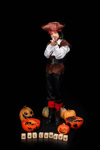 Niño en traje de Halloween de pirata — Foto de stock gratis