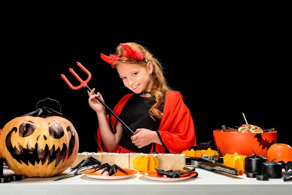 Kind mit Halloween-Dekoration und Süßigkeiten — kostenloses Stockfoto