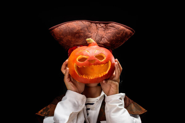 маленький пират с Джеком Фонарем
