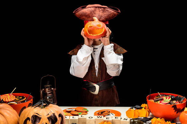 маленький пират с Джеком Фонарем
