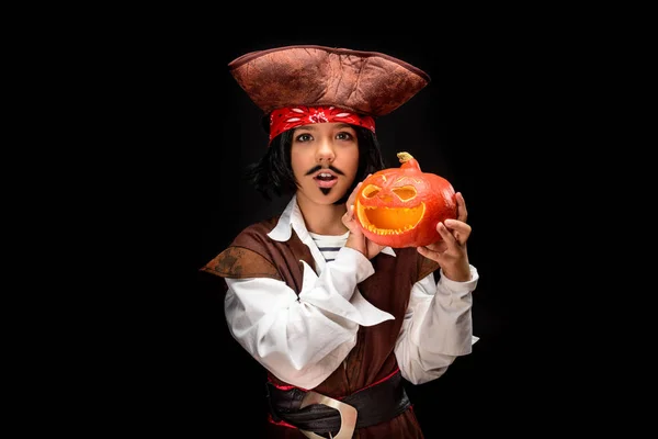 Pequeno pirata com abóbora halloween — Fotografia de Stock