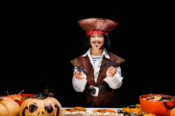 ребенок с украшениями на Хэллоуин
 