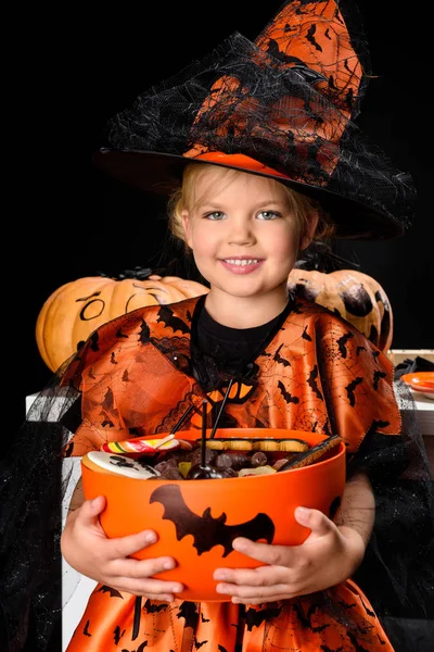 Маленькая ведьма с конфетками на Хэллоуин — стоковое фото