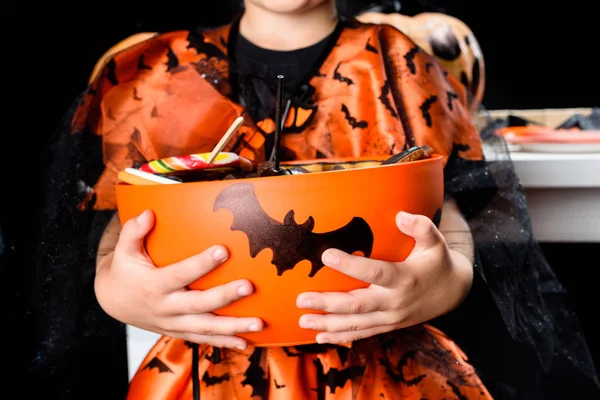 Kleine Hexe mit Halloween-Süßigkeiten — Stockfoto