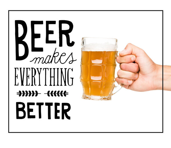 Человек, держащий стакан пива
